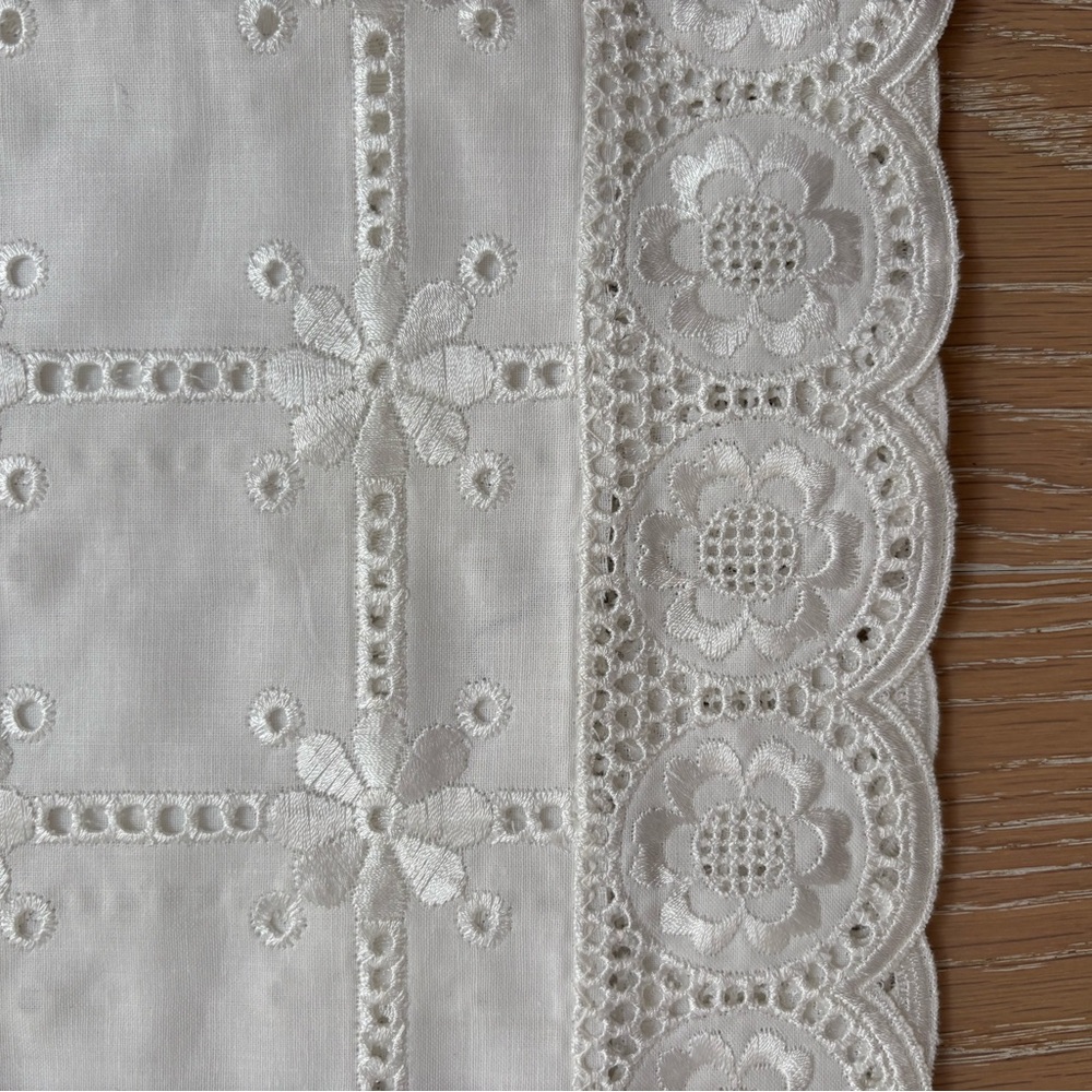Vintage European Embroidery Cutwork Table Cloth 🌼🌼 🆕